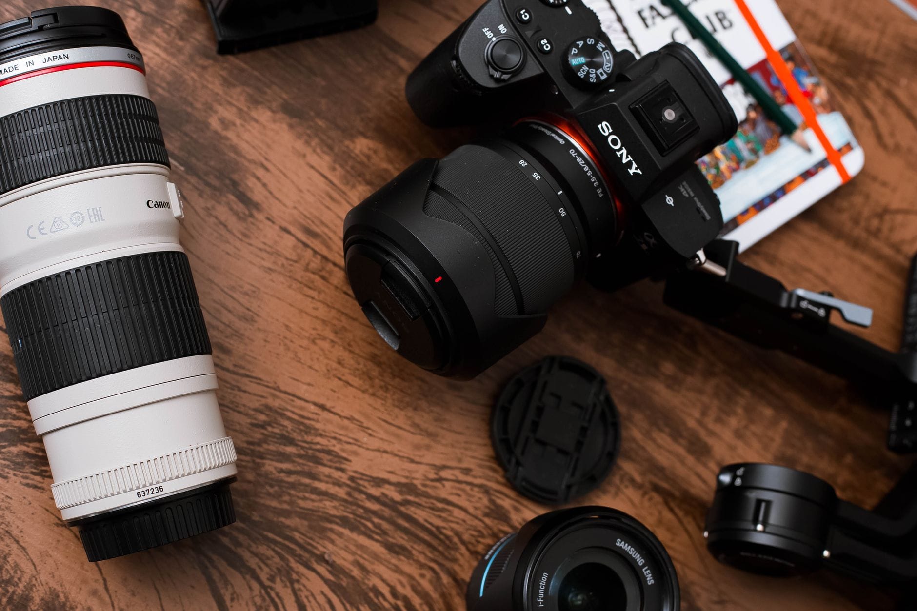 Zbliżenie na różne obiektywy i akcesoria fotograficzne na drewnianym stole